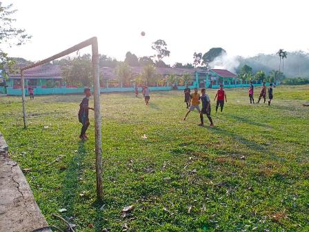 Gotong Royong Memangkas Rumput, Remaja Ngulak Bisa Main Bola