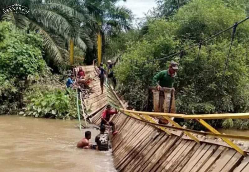 Jembatan Putus, Petani Sawit Tercebur ke Sungai