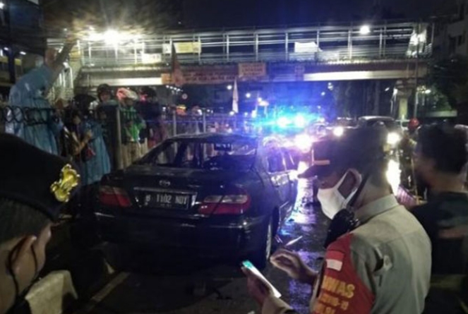 Camry Kencang Hantam Separator Busway, Dua Orang Tewas Terbakar