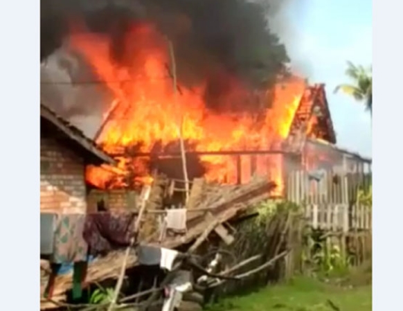 Api Hanguskan Rumah Panggung Milik Toni