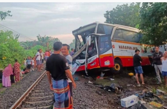 Tabrakan, Bus Harapan Jaya vs Kereta Api, 4 Orang Tewas