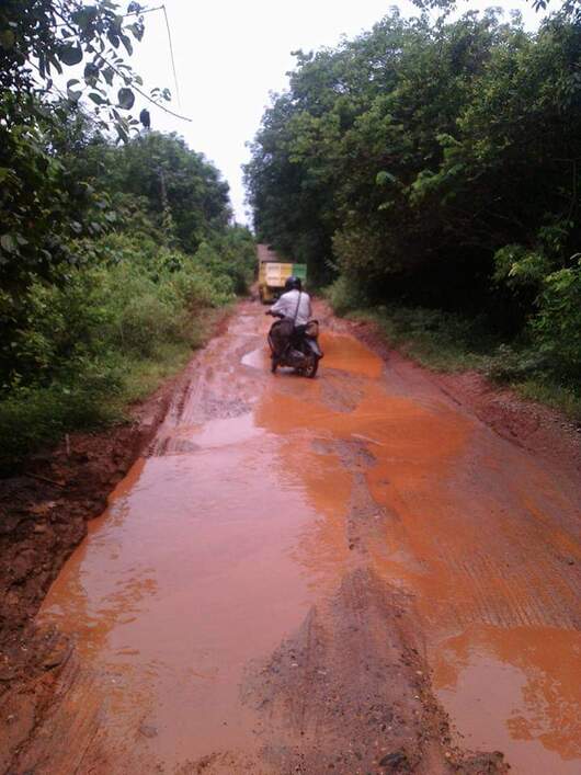 Jalan Poros Antar Desa Berlubang dan Ada Kolam