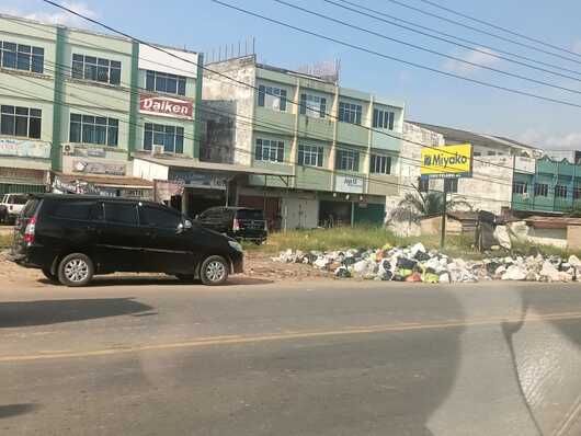 Warga Keluhkan Sampah Menumpuk Dijalan