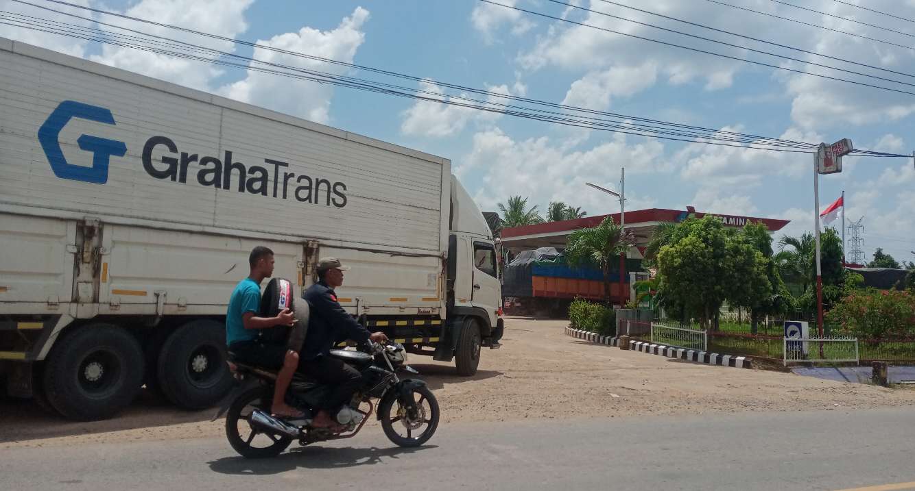 Sopir Dibuat Pusing Ngisi Solar, Antrian Mengular Ke Badan Jalan