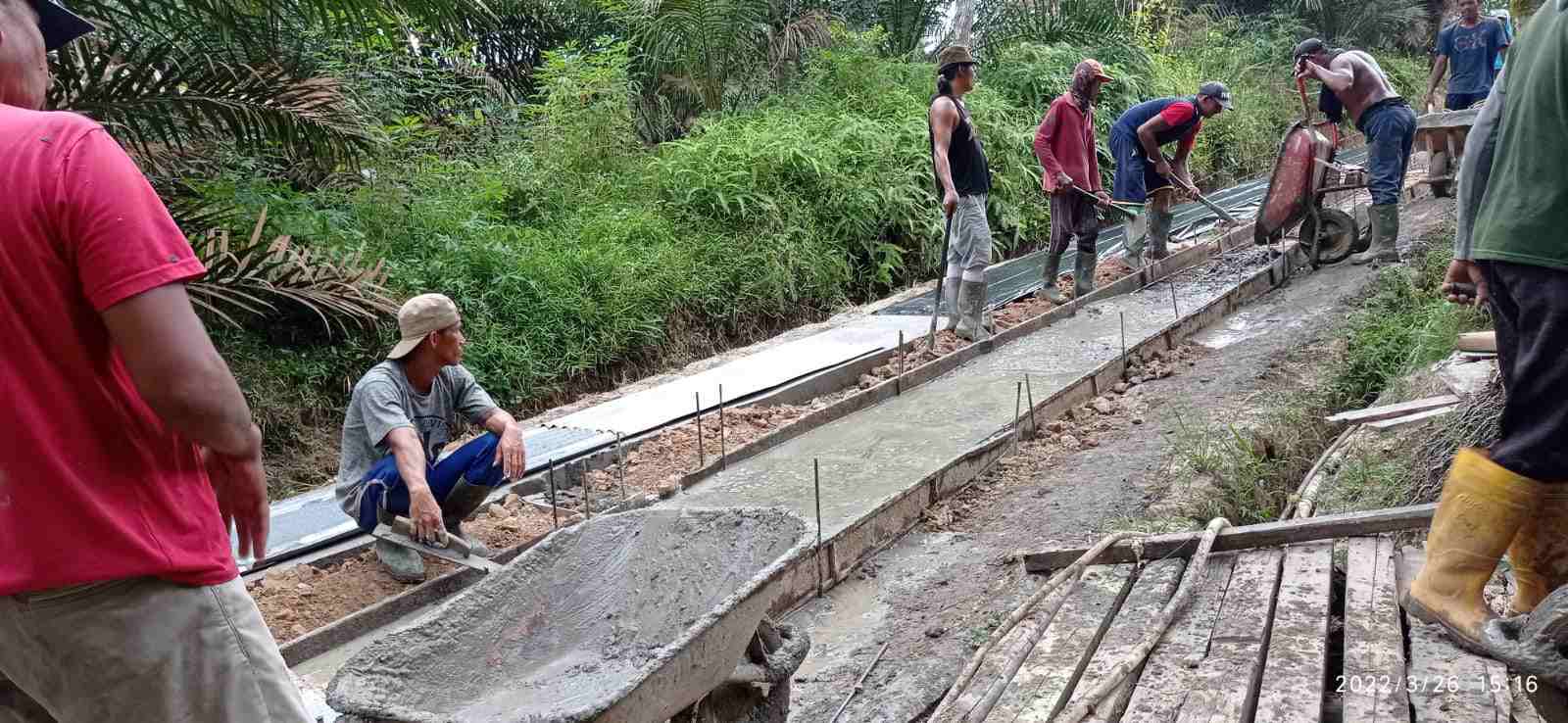 Warga Dusun 3 Sumber Rejeki Swadaya Cor Jalan Double Track