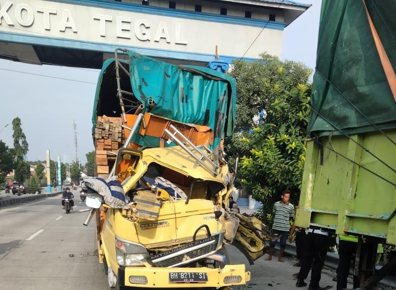 Bawa Truk Muatan Kayu, 2 Warga Muba Kecelakaan di Pantura