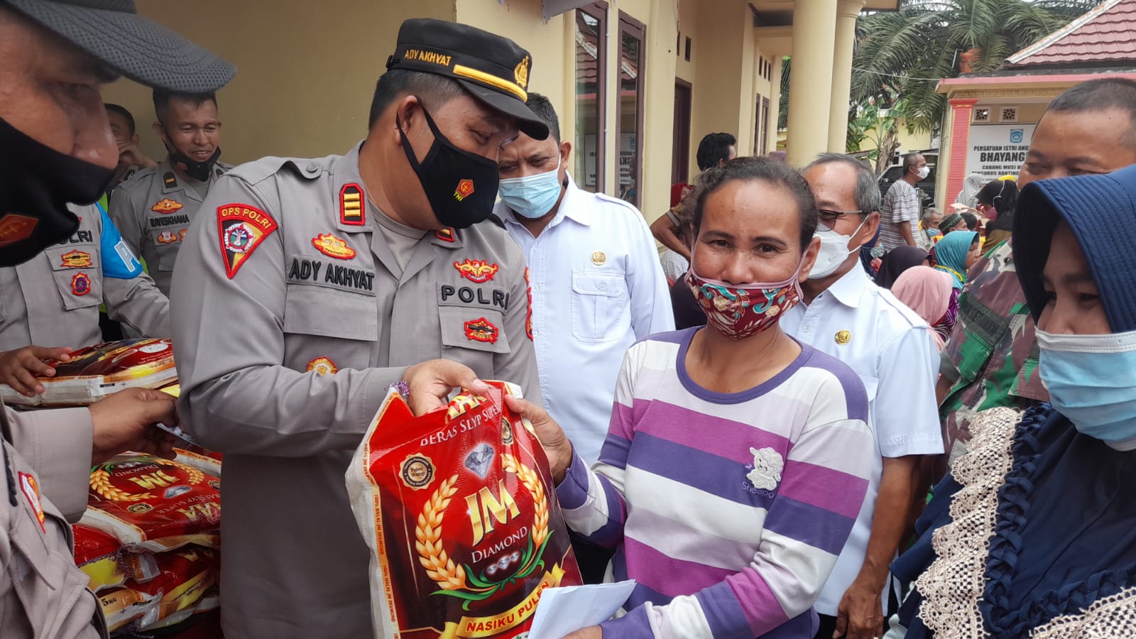 Polsek Babat Toman Gelar Vaksinasi Gratis Berhadiah Minyak Goreng