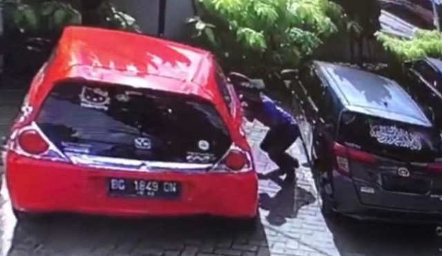 Seorang Pria Jebol Pintu Honda Brio di Parkiran, Gasak 2 Laptop, Videonya Viral