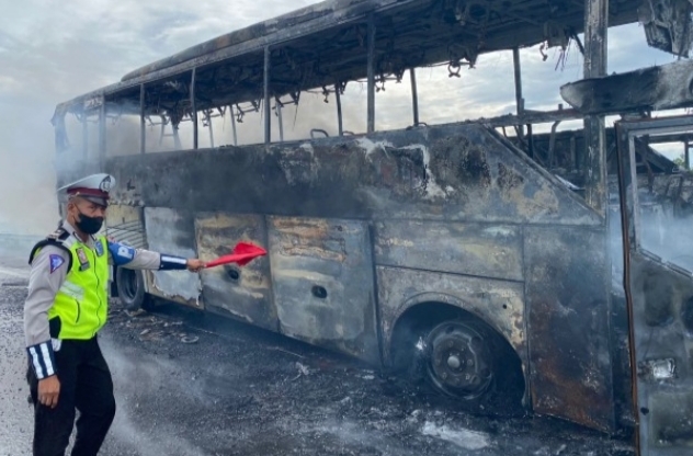 Bus Ludes Terbakar di Tol Pandaan-Malang, 48 Penumpang Selamat