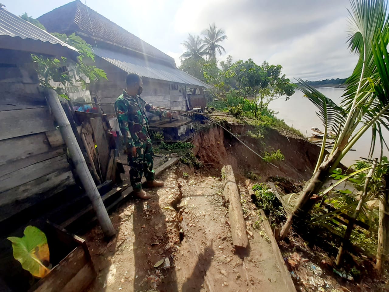 Khawatir Longsor Susulan, Warga Belum Berani ke Rumah