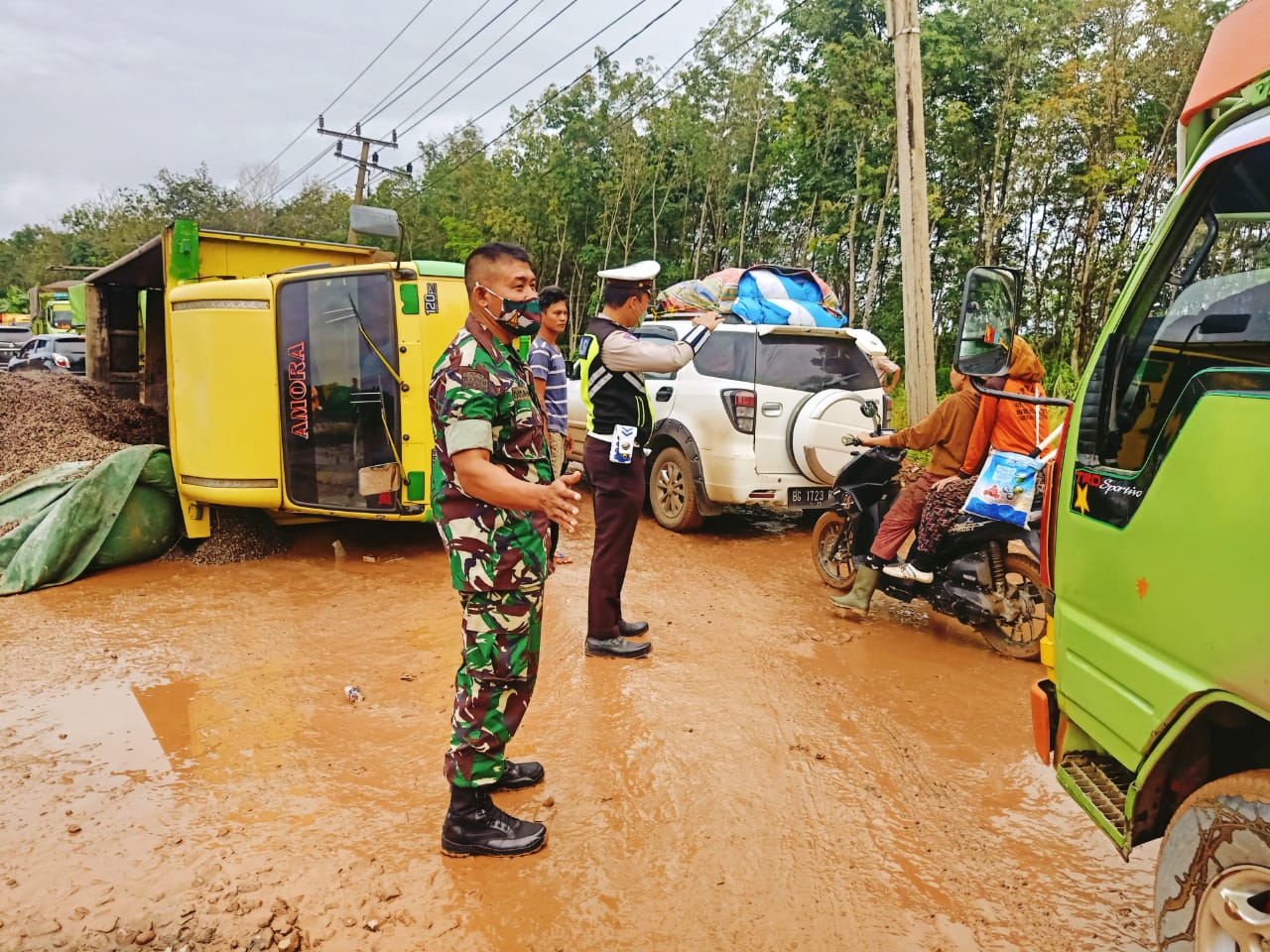 Truk Terbalik, Jalinteng Macet Total