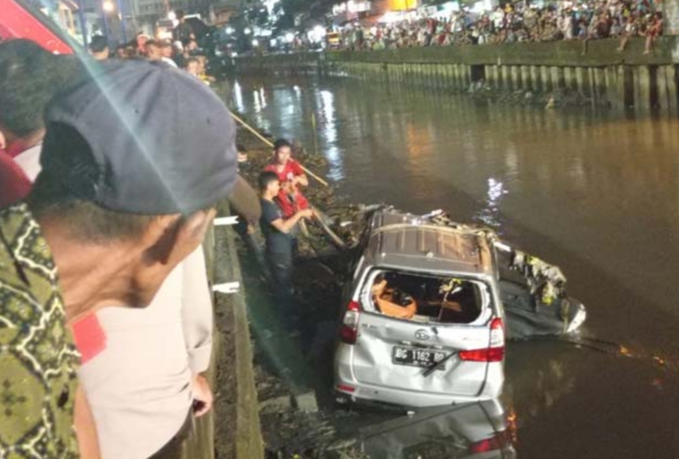 Inilah Fakta-Fakta Mobil Penabrak 2 Warga hingga Dirusak dan Diceburkan ke Sungai