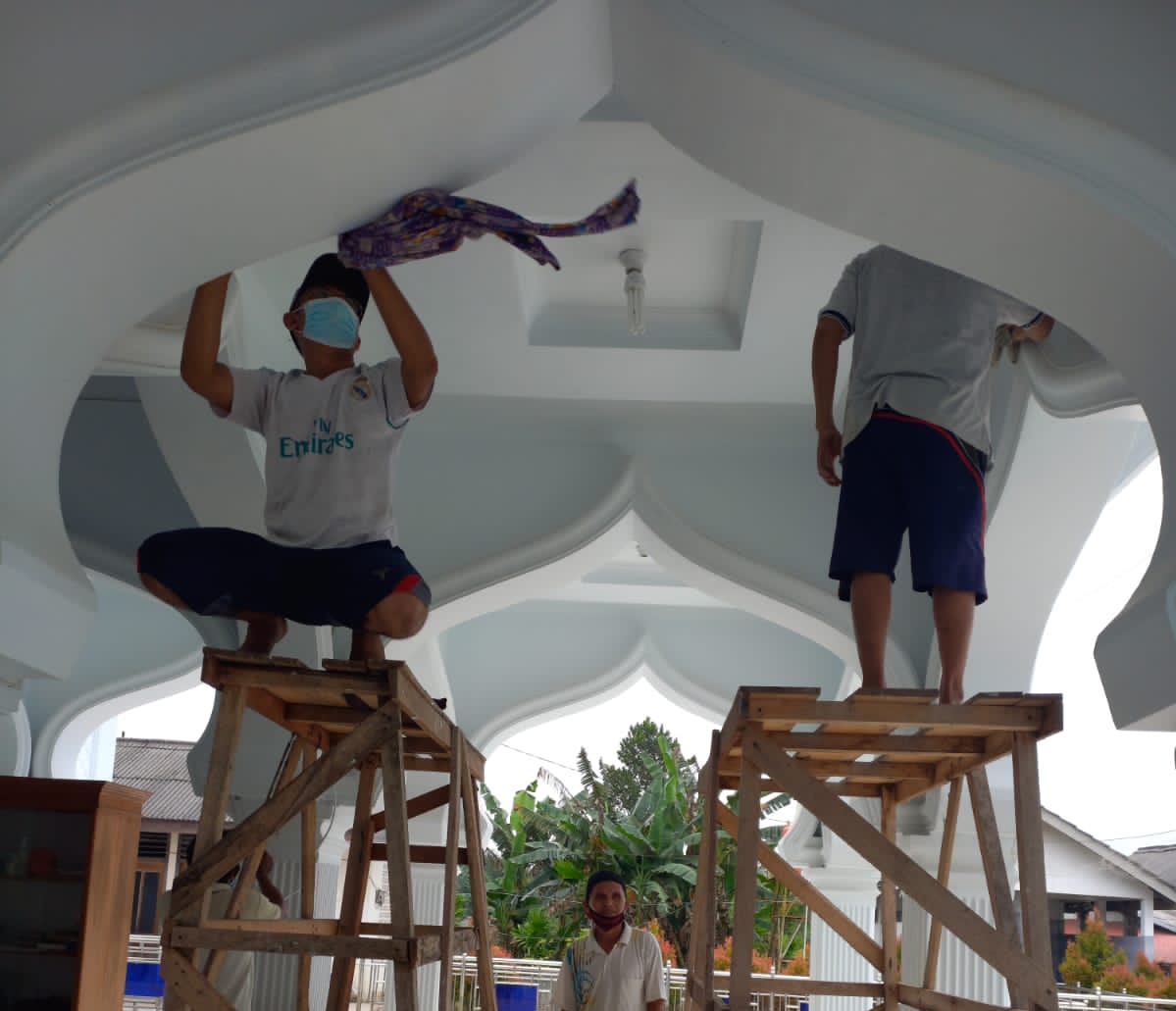 Jelang Ramadhan, Warga Bersihkan Masjid