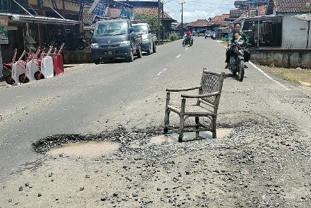 Lubang Jalan Dipasang Kursi Rotan