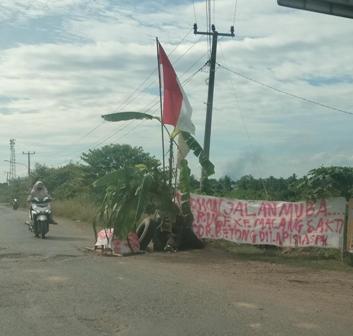 Astaga, Ada Pohon Pisang dan Keranda Mayat di Jalinteng