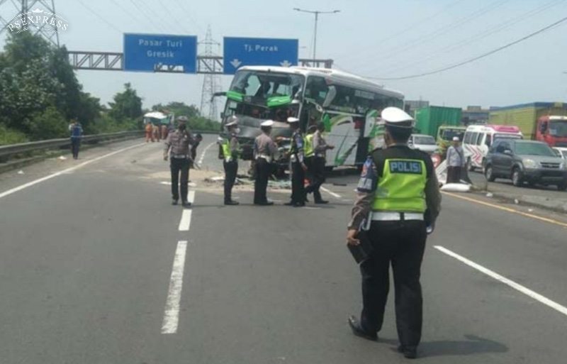 Bus Peziarah Asal Palembang Tabrak Truk di Tol , 3 Orang Tewas