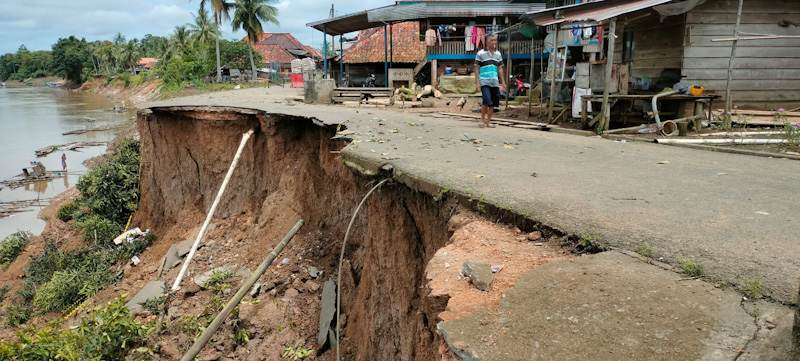 Longsor di Desa Keban 1, Jalan Desa 30 Meter Ambles