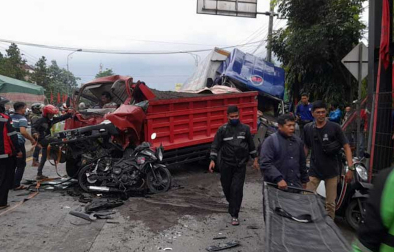 Kecelakaan Beruntun di Semarang, Sopir Terjepit