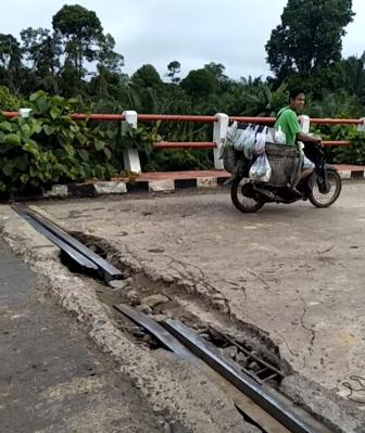 Oprit Jembatan, Bahayakan Pengendara Melintas