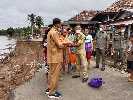 Sambangi Warga Terdampak Longsor