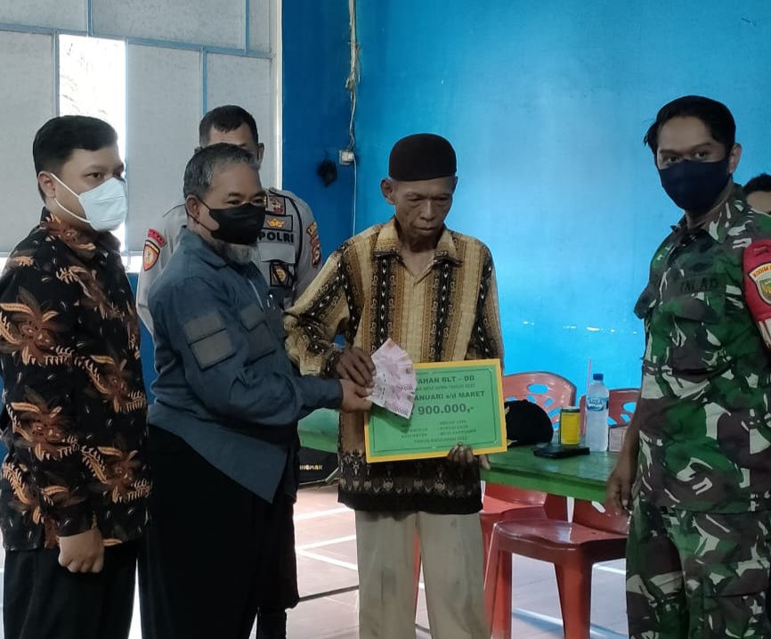 Pemdes Mekar Jadi Salah Satu Desa Pertama Bagikan BLT di Sungai Lilin