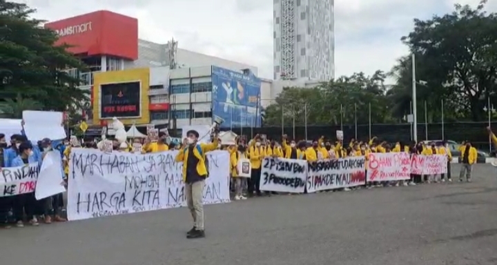 Mahasiswa Blokade Jalan Hingga Kawat Duri Dibuka