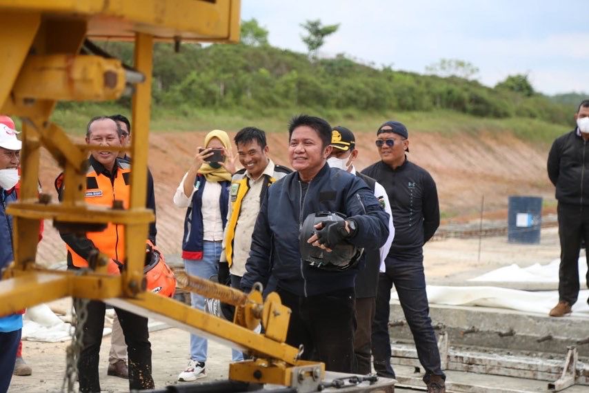 Kendarai Sepeda Motor, Herman Deru Cek Langsung Progres Jalan Tol Kapal -Betung