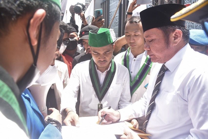 Herman Deru Temui Langsung Pengunjuk Rasa, Terima Aspirasi Ratusan Mahasiswa