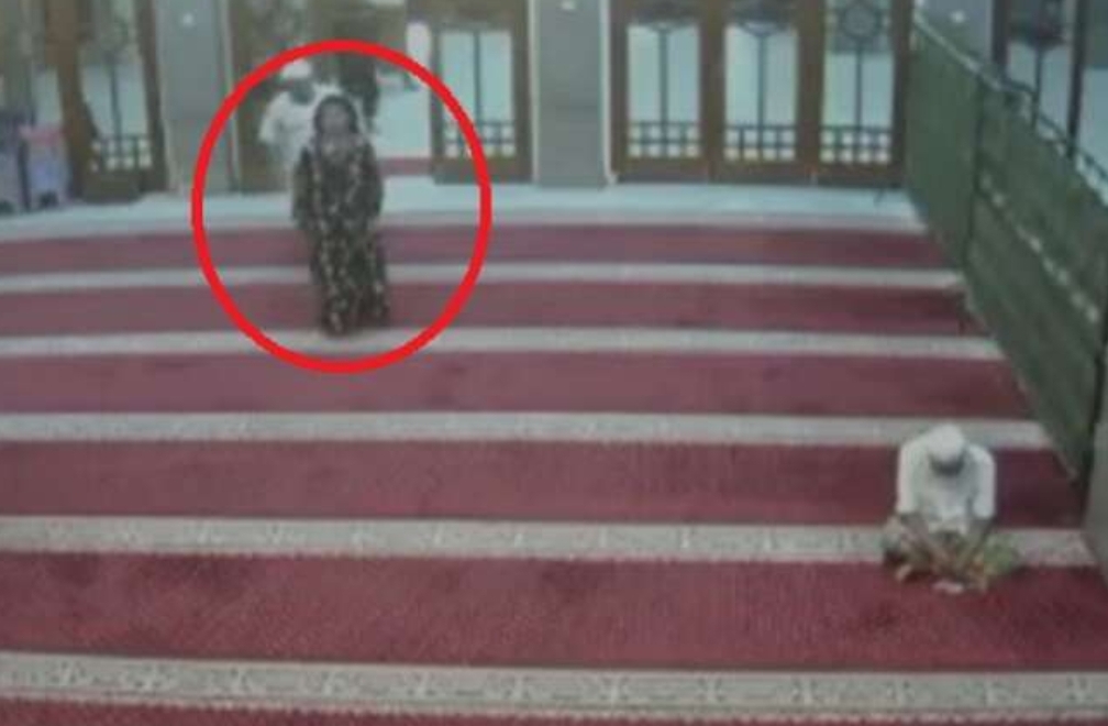 Viral Video Wanita Berdaster Bawa Sajam Masuk Masjid