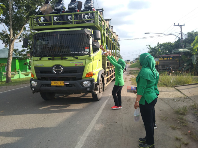 Turun Ke Jalan Ibu Persit Bagikan Takjil Ke Pengguna Jalan 7189