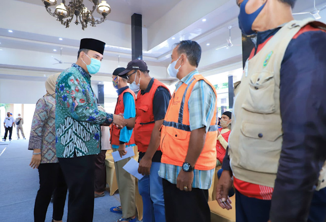 Plt Bupati Beni Hernedi Bagikan THR Untuk Kaum Dhuafa, Tukang Becak, Petugas Kebersihan dan Tukang Ojek