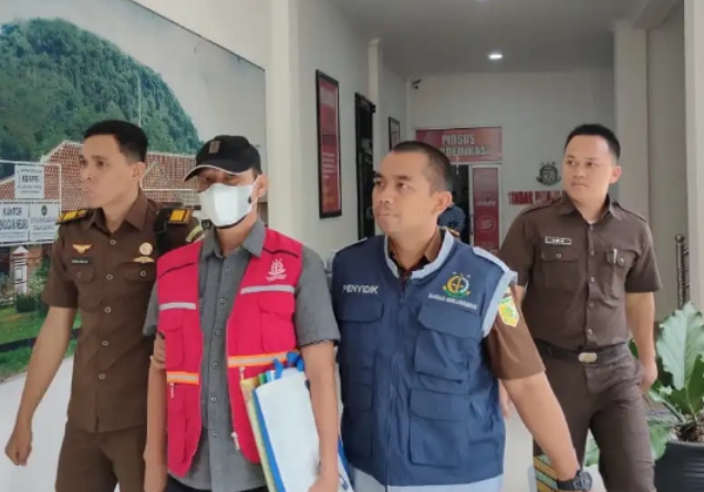 Jatuh Pingsan saat Diperiksa, Mantan Koordinator Sekretariat Bawaslu Muratara Ditahan