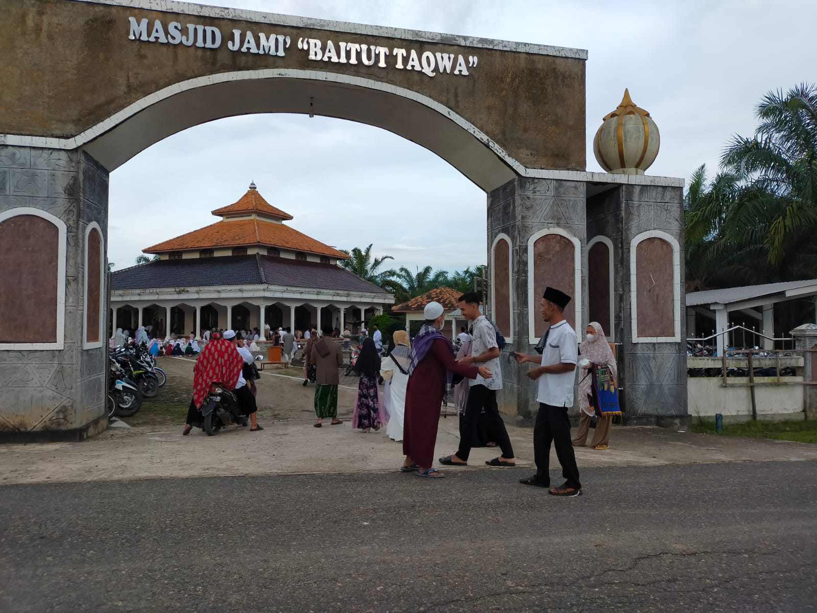 Pemdes Bukit Jaya Bagikan Masker Untuk Jemaah Sholat Idul Fitri