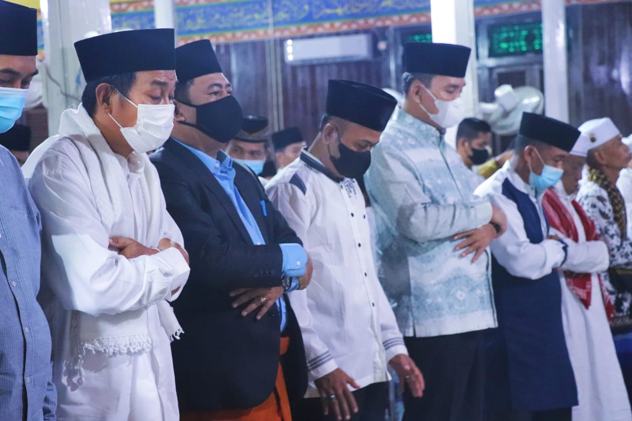 Plt Bupati Beni Hernedi Salat Ied Bareng Warga Sanga Desa
