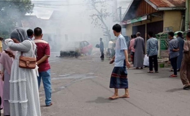 Saat Hendak Berbelok, Sedan Timor Mendadak Terbakar