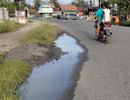 Air Genangi Badan Jalan