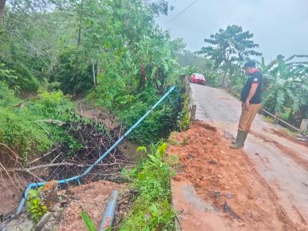 Jembatan Longsor, Akses TAB ke TAT Terhambat