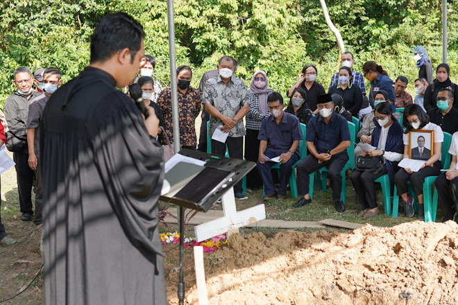 Pj Bupati Apriyadi dan Pj Sekda Musni Wijaya hadiri Prosesi Pemakaman Dokter Makson