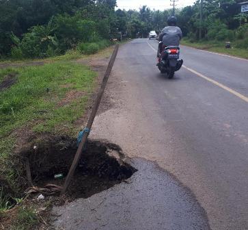 Lobang Besar Di Desa Lais, Ancam Penguna Jalan