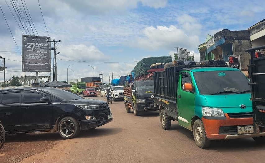 Jalintim Palembang–Jambi Padat Merayap, Antrean Kendaraan Mengular Cukup Panjang