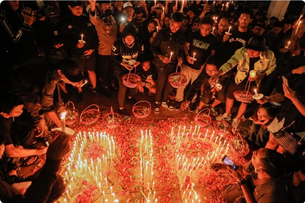 Dari Surabaya untuk Malang, Ribuan Bonek Tumpah di Tugu Pahlawan Doakan Korban Tragedi Kanjuruhan