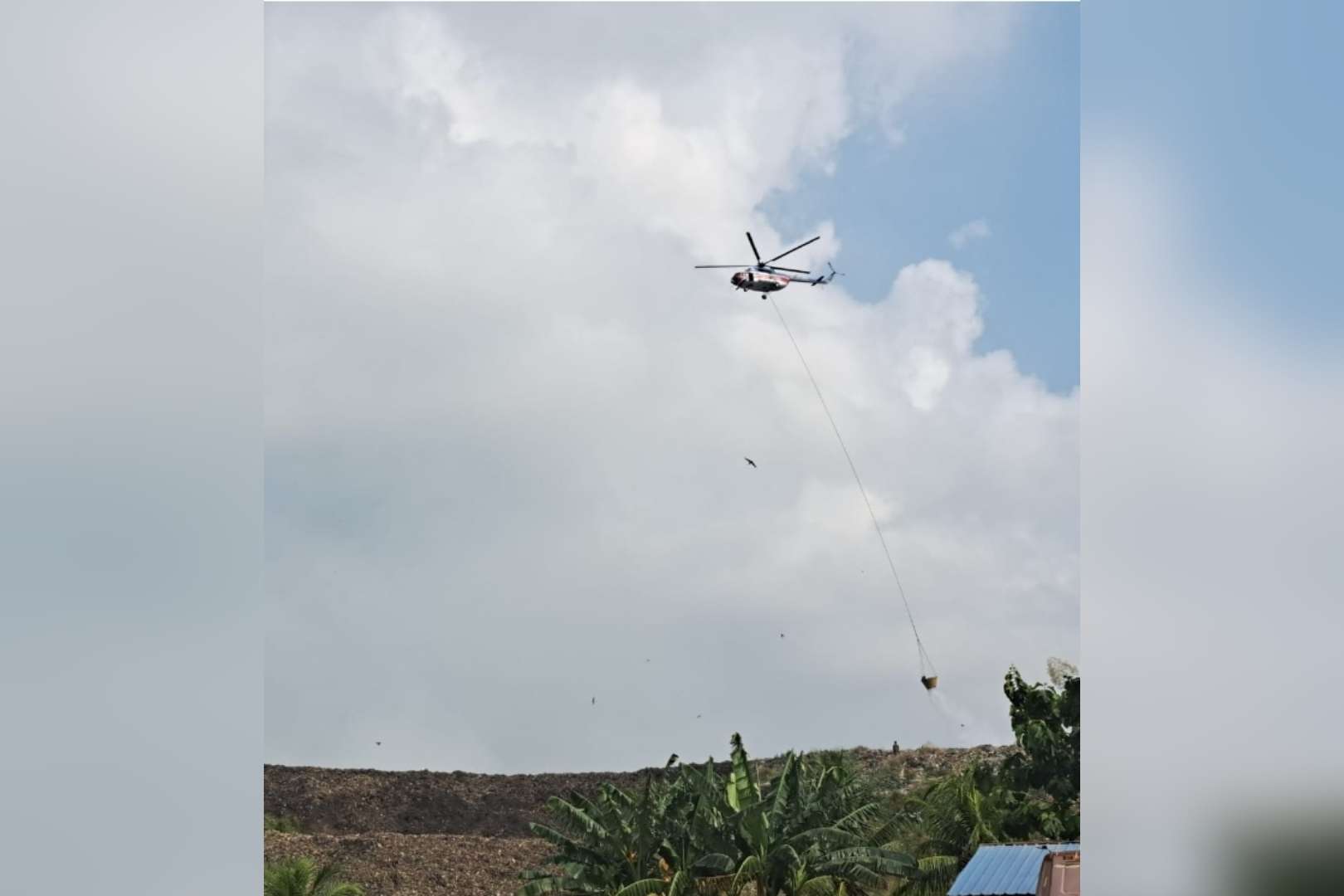 TPA Sampah Kota Palembang Terbakar, Heli Water Bombing Ikut Diterjunkan