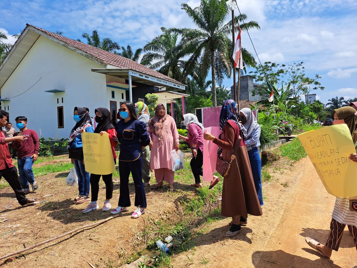 Bandar Arisan Didemo Puluhan Ibu-ibu