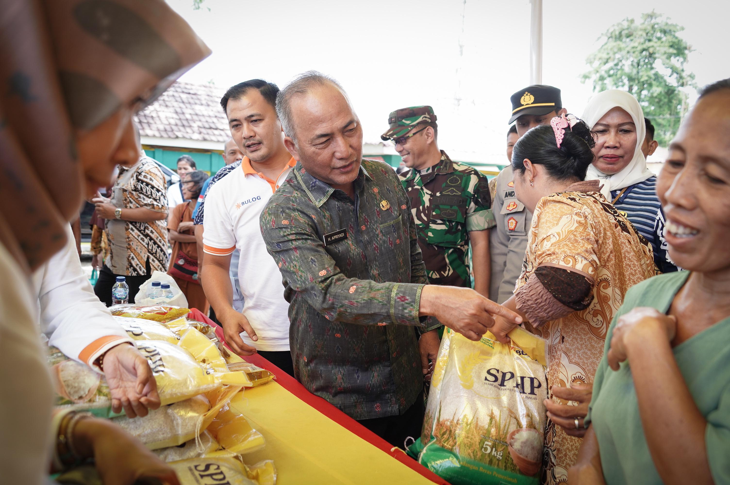 Pemkab Muba Gelar Operasi Pasar di Sungai Keruh, 8 Ton Beras dan 1.600 Liter Minyak Goreng Disalurkan