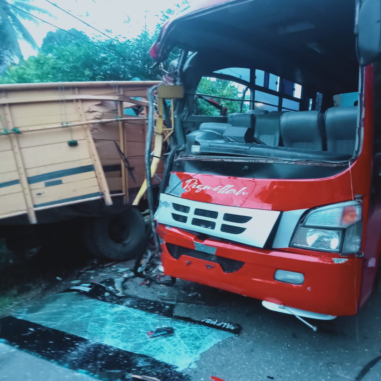 Hindari Sepeda Motor, Bus Tabrak Truk