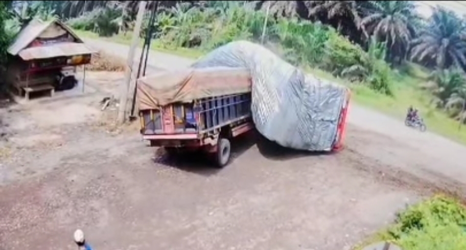 Beredar Video Detik-detik Truk Angkutan Batubara di Sungai Lilin Ditimpa Tronton