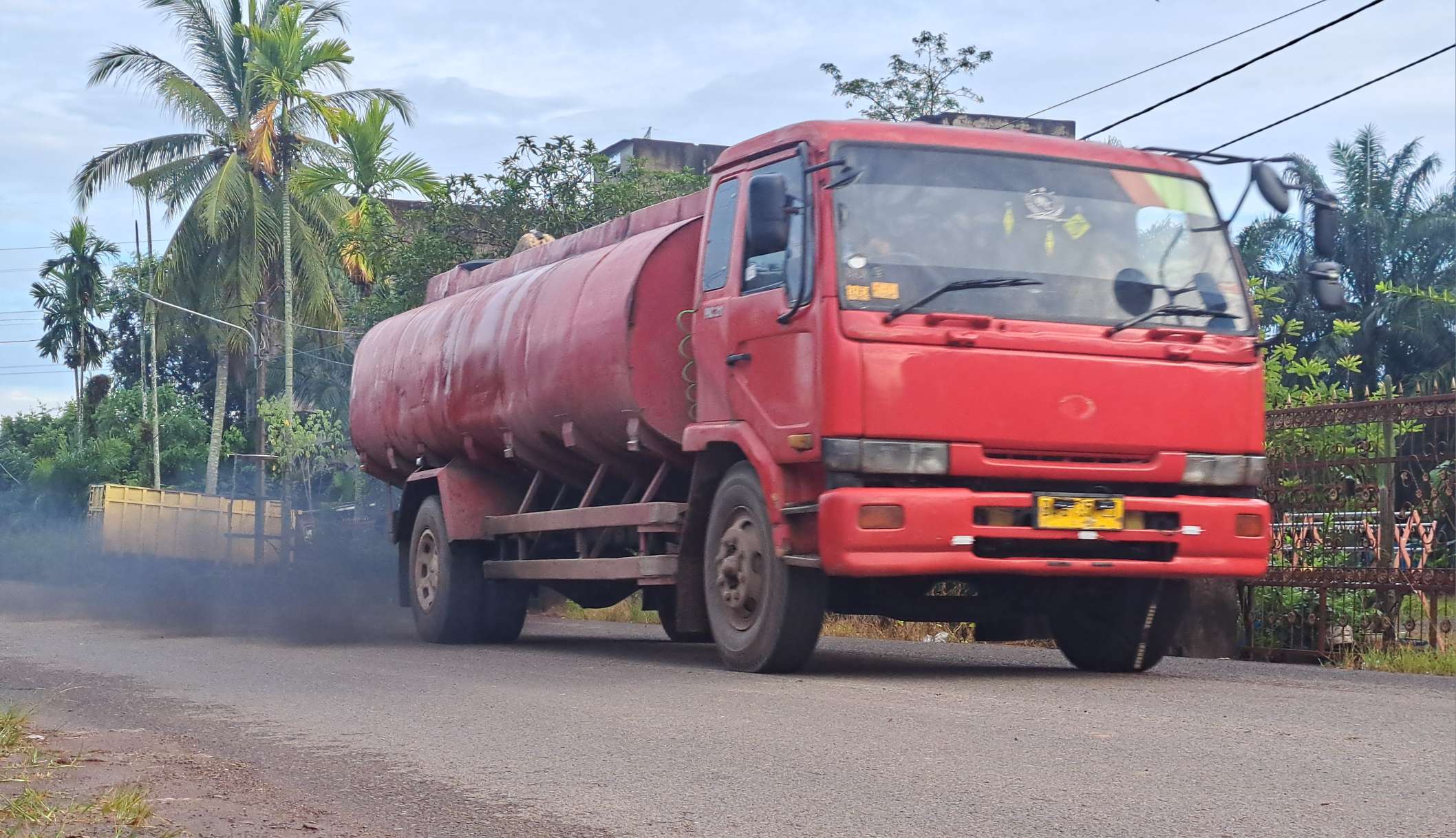 Kendaraan Muatan Berat Mulai Ramai Lagi Lewati Jalan Talang Siku - Keluang