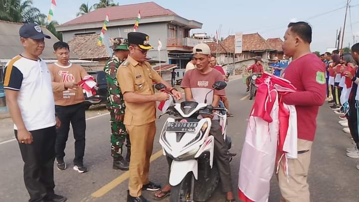 Forkopimcam Sanga Desa Bagikan 1000 Bendera Merah Putih dalam Rangka Peringatan HUT RI ke-79