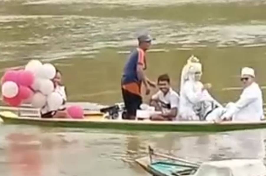 Gunakan Perahu, Pasangan Pengantin di Musi Rawas Terjang Banjir ke Lokasi Resepsi