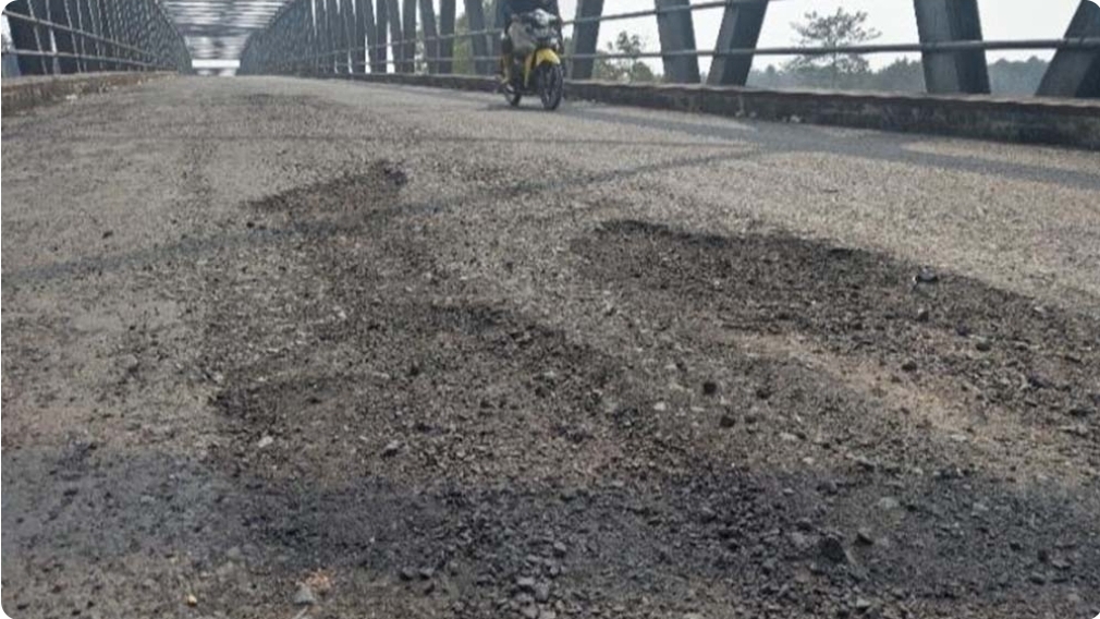 Jembatan Muara Rawas Desa Terusan Muba Kondisi Aspal Mulai Rusak, Bahayakan Pengguna Jalan